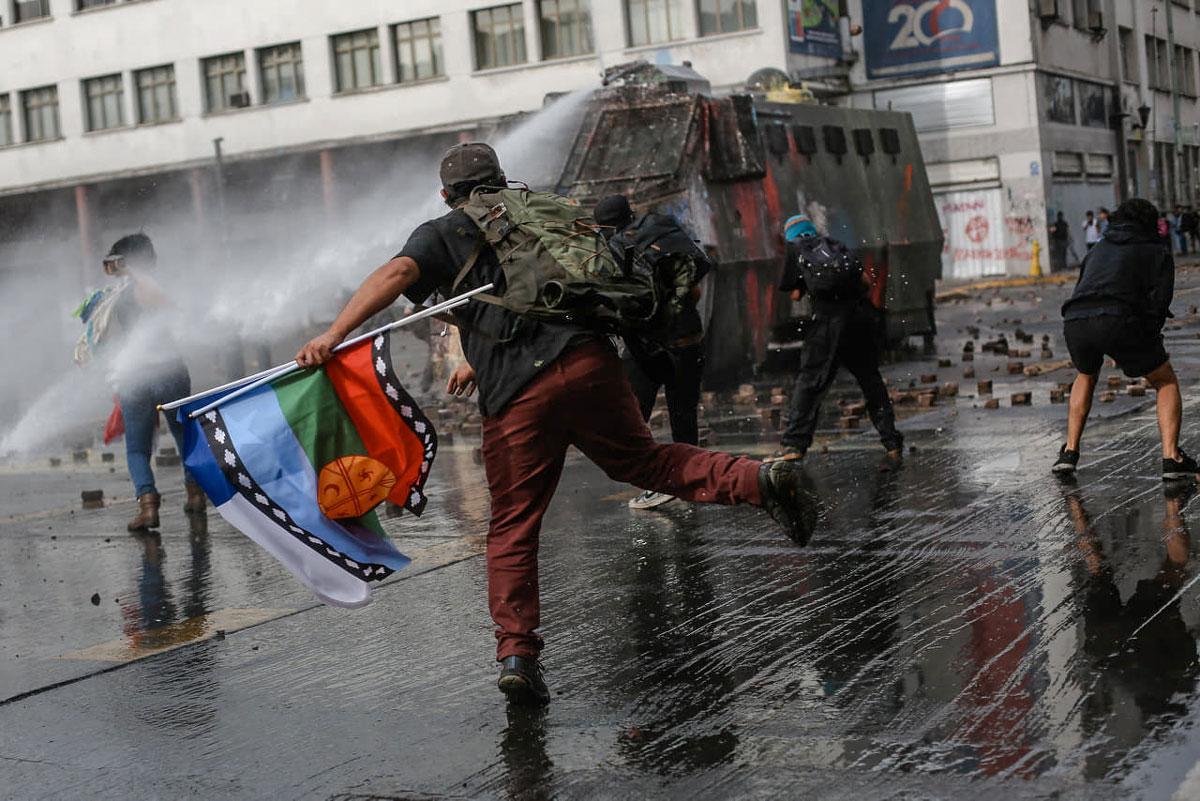 La rebelión de octubre. Manifestantes en las calles de Concepción (Chile) enfrentando a las fuerzas represivas