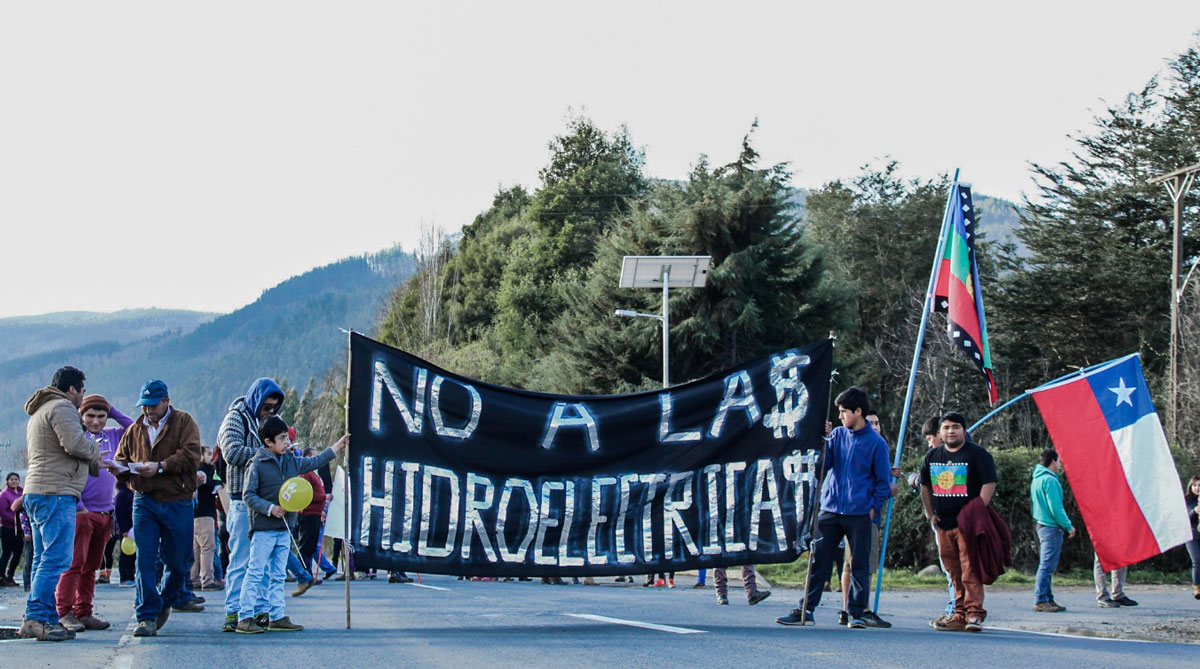 Integrantes del Movimiento en Defensa de los Ríos del Valle de Elicura” se toman la carretera P-60 que une Contulmo y Cañete.