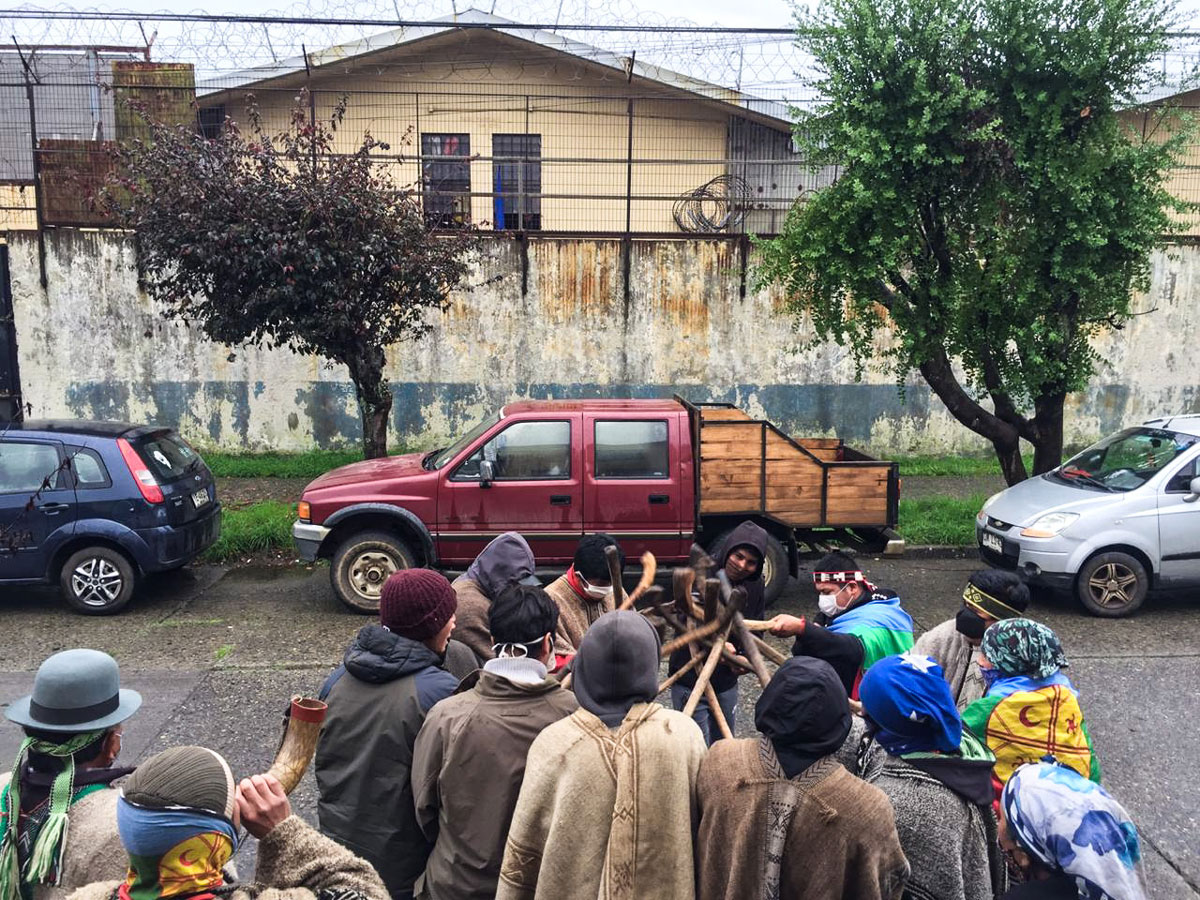 Comuneros mapuche realizan malon wiño (arenga de apoyo) frente a la cárcel de Lebu en apoyo a presos políticos de Elicura