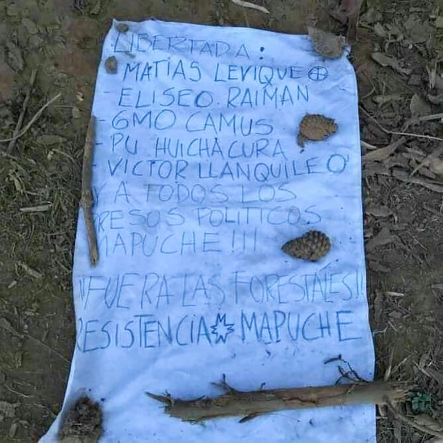 Pancarta encontrada tras un acción de resistencia en contra de una faena forestal de la empresa Arauco